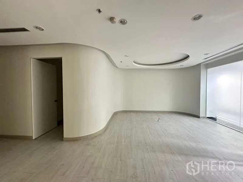 Retail Space for rent in Pathum Wan, Bangkok - Open showroom space with recessed circular ceiling and large display window.