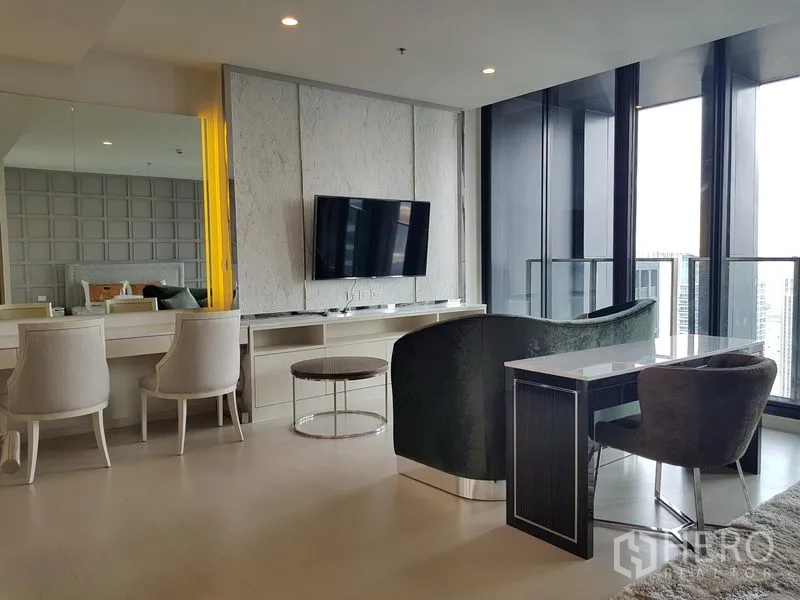 公寓 出租在Pathum Wan, Bangkok - 起居空间配电视柜、书写桌与全景落地窗