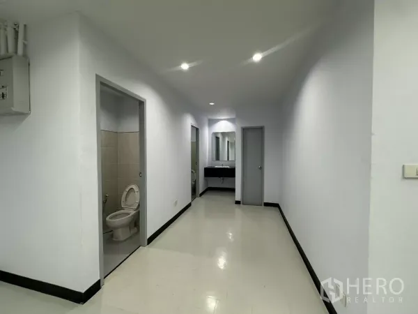 办公空间 出租 - 户内卫生间走廊，配两间独立坐便间与共用洗手台。
