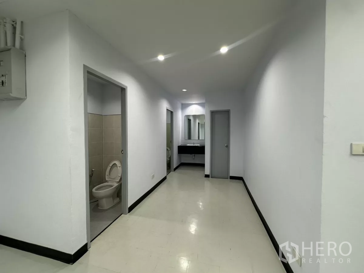 办公空间 出租 - 户内卫生间走廊，配两间独立坐便间与共用洗手台。