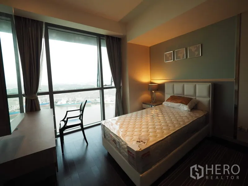 公寓 出租或出售在Yan Nawa, Bangkok - 次卧配大窗与书桌，可俯瞰昭拍耶河景。