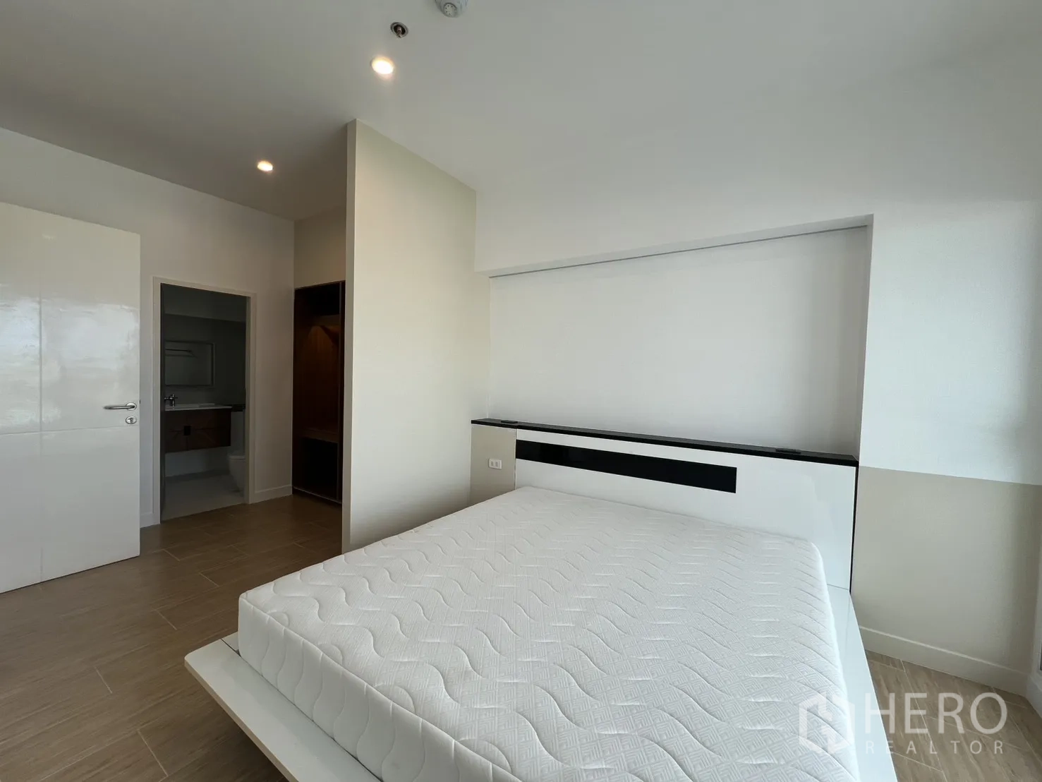 公寓 for rent in Bang Kapi, Bangkok - 主卧反向视角，面向入口与套卫通道。