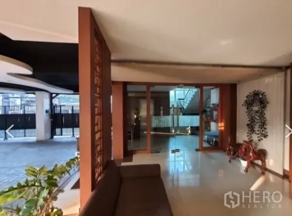 สำนักงานที่บ้าน ให้เช่า - โถงทางเข้าแบบลอบบี้ ประตูกระจก พื้นกระเบื้อง และงานไม้ในโฮมออฟฟิศใจกลางกรุงเทพฯ