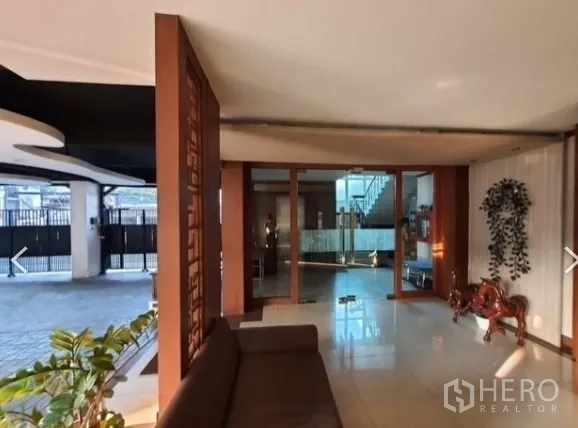 สำนักงานที่บ้าน ให้เช่า - โถงทางเข้าแบบลอบบี้ ประตูกระจก พื้นกระเบื้อง และงานไม้ในโฮมออฟฟิศใจกลางกรุงเทพฯ