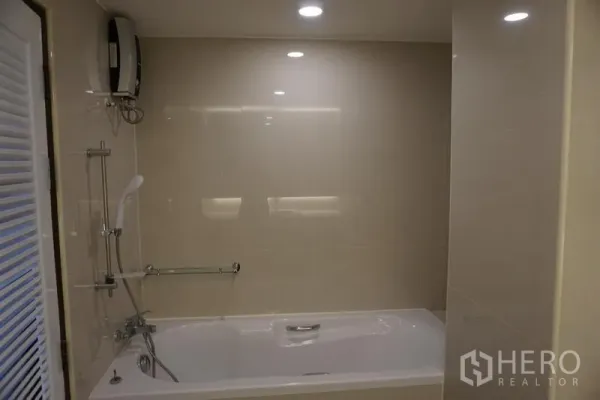 คอนโด ให้เช่าในWatthana, Bangkok - ห้องน้ำปูกระเบื้องสีเบจ พร้อมอ่างอาบน้ำและชุดฝักบัว