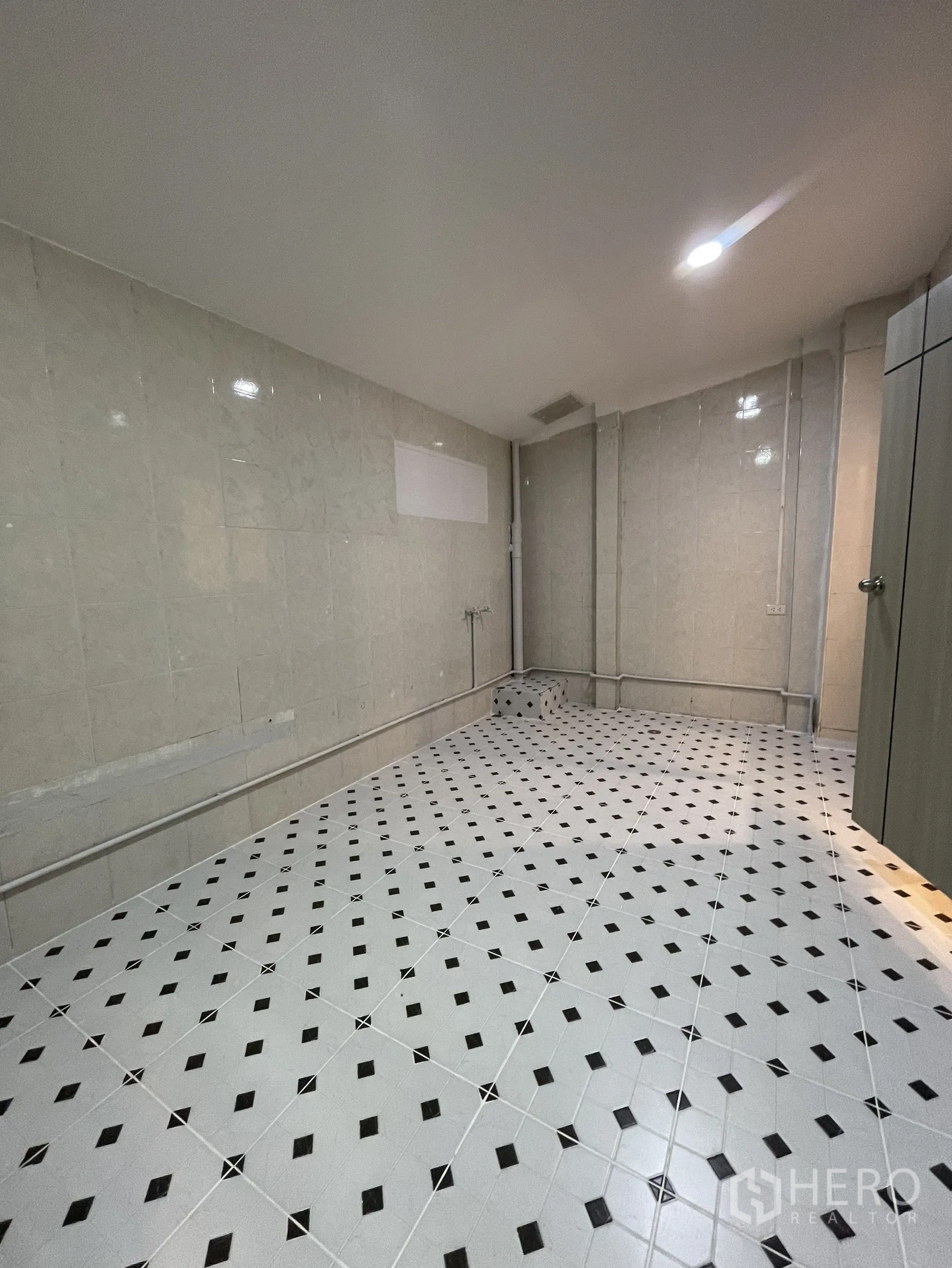 店屋 for rent in Bang Kapi, Bangkok - 瓷砖功能房，白底黑色菱形地砖与嵌入式照明。