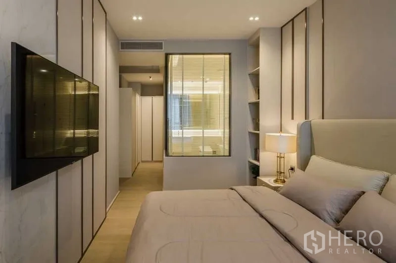 คอนโด ให้เช่าในWatthana, Bangkok - ห้องนอนอบอุ่น ทีวีติดผนัง ตู้บิวท์อิน และผนังกระจกเชื่อมห้องน้ำ