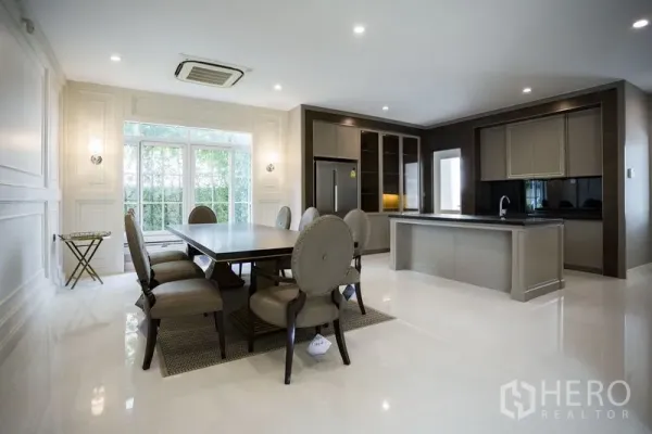 บ้าน ให้เช่าในMueang Samut Prakan, Samut Prakan - โถงรับประทานอาหารเชื่อมครัวไอส์แลนด์ พร้อมตู้บิลต์อินและหน้าต่างบานกว้าง