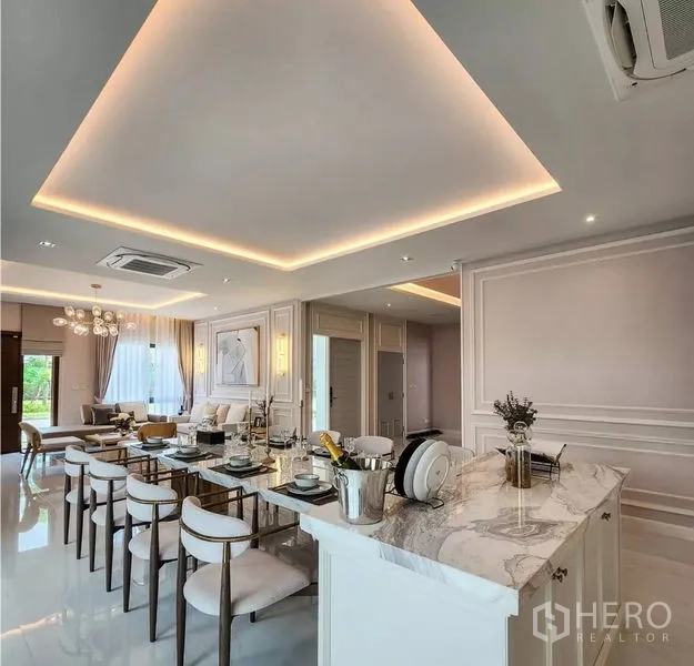 独立式住宅 出售在Bang Phli, Samut Prakan - 开放式厨房，带大理石中岛，连接长餐桌与灯带天花