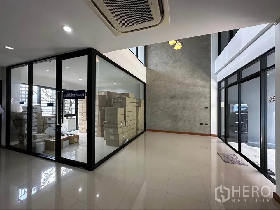 联排别墅 出租在Pak Kret, Nonthaburi - 开放式空间，亮面地坪、清水混凝土墙与玻璃盒子房。