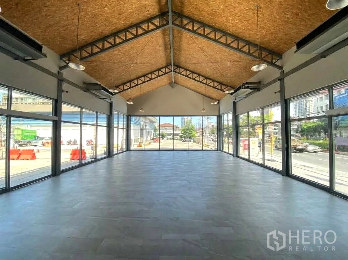 พื้นที่ขายของ for rent in Khlong Toei, Bangkok - ฮอลล์แบบเปิดโล่ง ผนังกระจกเต็มบานกับโครงเหล็กเปลือย มองเห็นถนนด้านหน้า