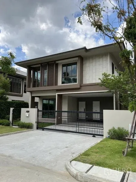 Detached House for sale in Bang Kapi, Bangkok - Modern two-storey detached house with gated carport and lawn in a secure community in Bang Kapi, Bangkok.