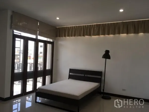 ทาวน์เฮาส์ ให้เช่าในWatthana, Bangkok - ห้องนอนมาสเตอร์กว้าง มีเตียงและประตูเลื่อนออกระเบียง
