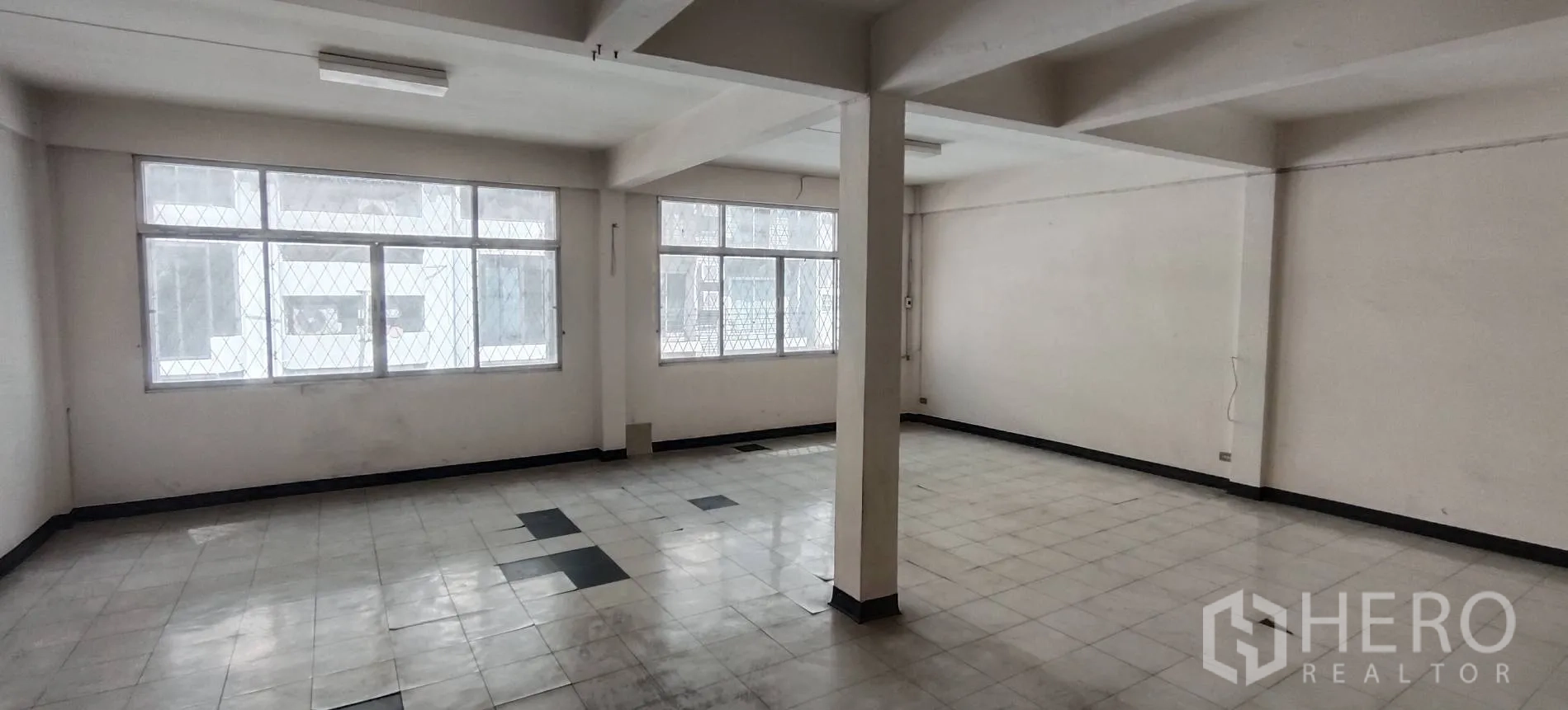 店屋 for rent in Watthana, Bangkok - 转角大房，栅格门窗