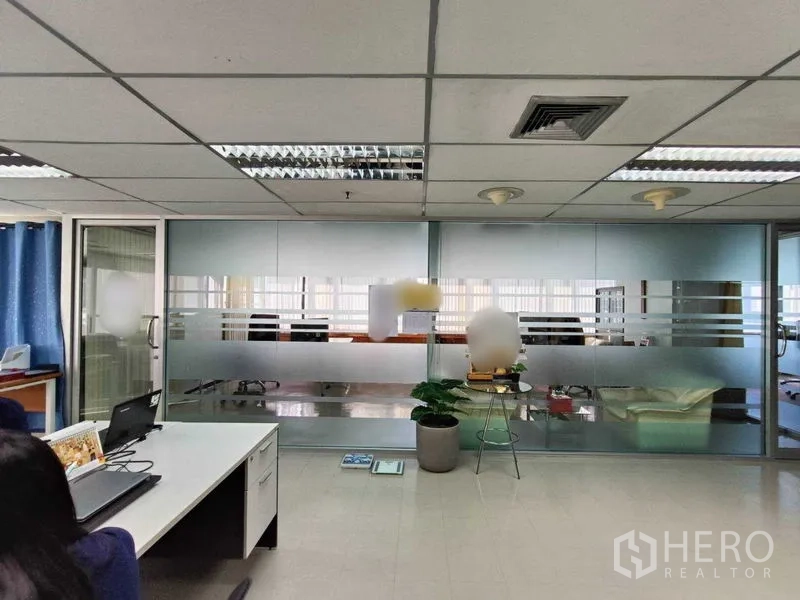 办公空间 出租在Ratchathewi, Bangkok - 带磨砂条纹的玻璃会议室，位于Asoke办公室内部。