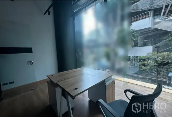 สำนักงาน ให้เช่า - ออฟฟิศขนาดกะทัดรัด โต๊ะไม้ เก้าอี้ทำงาน กระจกสูงจรดเพดาน มองเห็นเอเทรียมสมัยใหม่ในวัฒนา กรุงเทพฯ