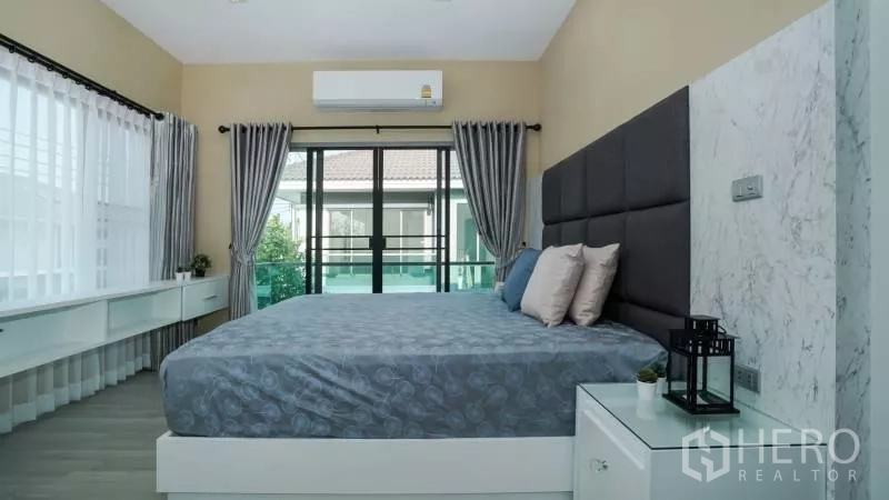 独立式住宅 出售在Lat Krabang, Bangkok - 主卧连接阳台，宽窗与窗帘，顶部壁挂空调。