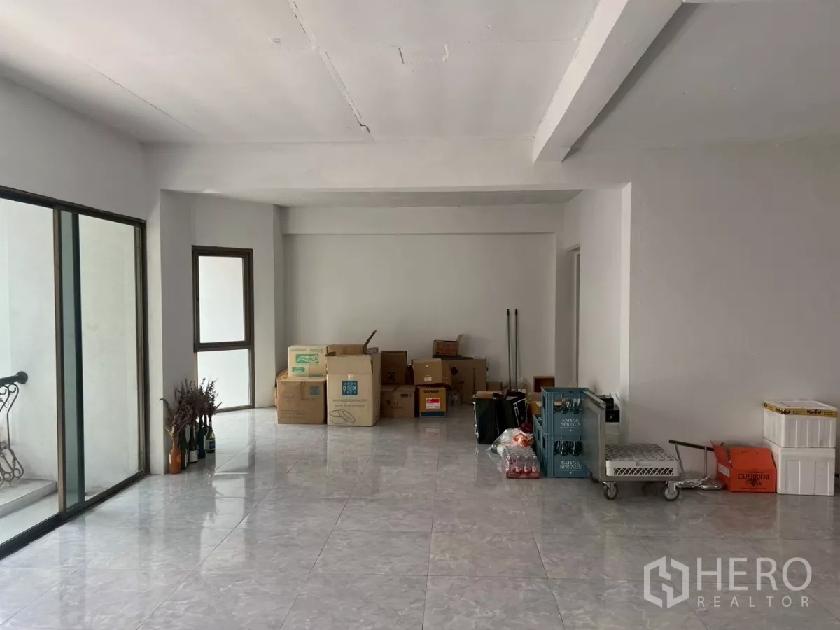 Retail Space for rent in Pathum Wan, Bangkok - Front area with sliding doors to a balcony and items on shiny tiled floors.