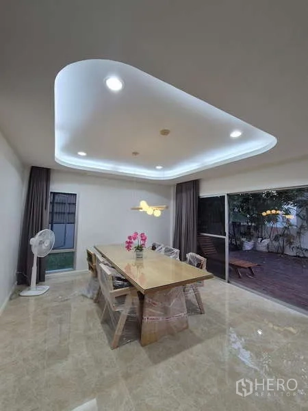 Detached House for rent in Bang Kruai, Nonthaburi - Dining room with modern recessed ceiling lights and sliding doors to the deck.