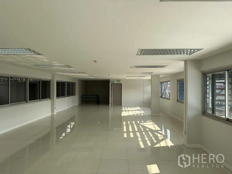 โรงงาน ให้เช่าในBang Phli, Samut Prakan - พื้นที่สำนักงานเปิดโล่ง มีหน้าต่างหลายบานรับแสงธรรมชาติ