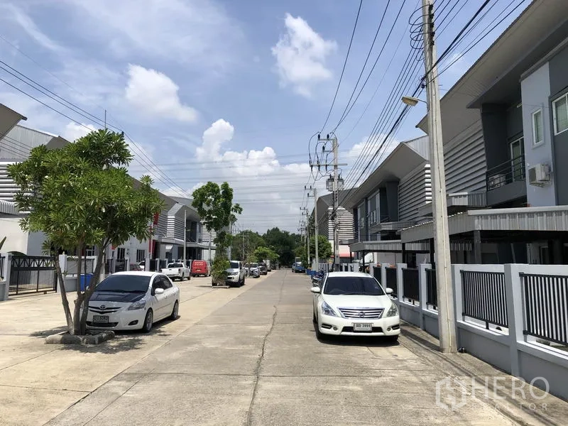 โรงงาน ให้เช่าในLam Luk Ka, Pathum Thani - ถนนนิคมย่อยสภาพดี เรียงรายด้วยโกดังสมัยใหม่และระบบสาธารณูปโภค
