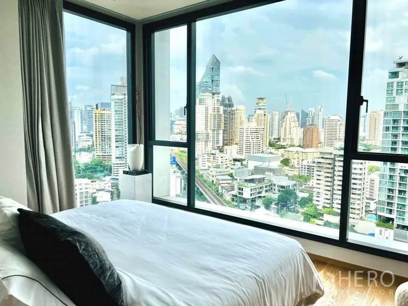 Condominium for rent or sale in Khlong Toei, Bangkok - Master bedroom by day with panoramic windows and sweeping skyline views.