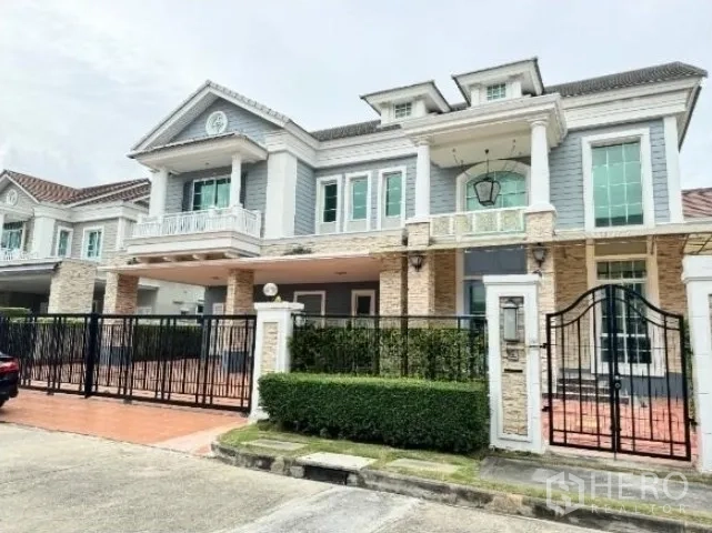 Detached House for rent in Bang Phli, Samut Prakan - Elegant front exterior of the detached house with fence and driveway