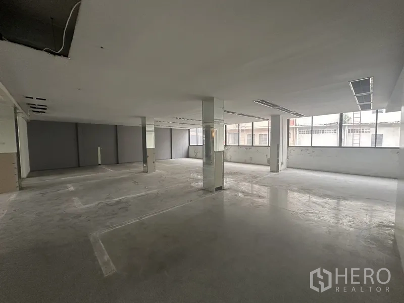 办公空间 出租在Khlong Toei, Bangkok - 开放工作区，中置立柱、大窗与抛光地面