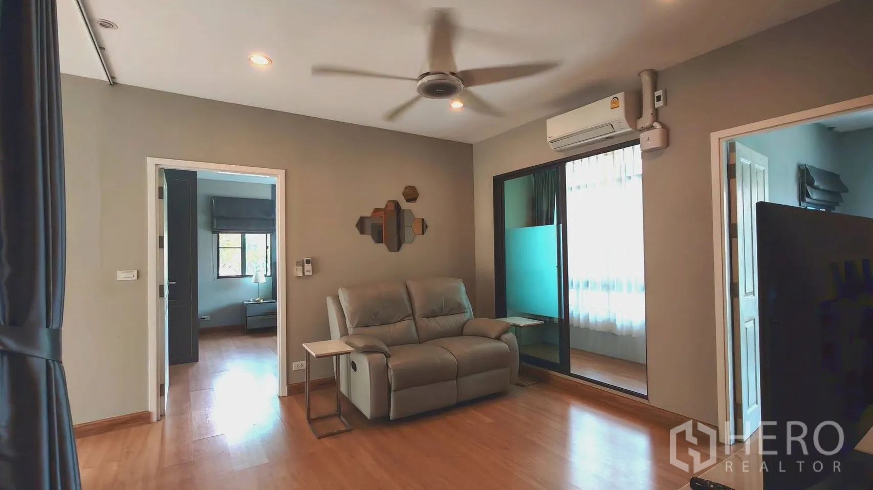 独栋房屋 for rent or sale in Bang Phli, Samut Prakan - 二层家庭起居区，配躺椅沙发与吊扇，连通邻近房间。
