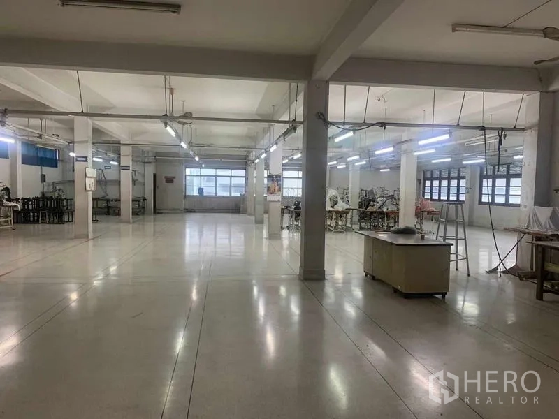 Office Space for rent in Khlong San, Bangkok - Large work hall with high ceilings, windows on two sides and open space for desks or production.