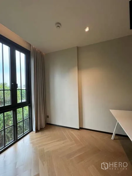 公寓 出租在Watthana, Bangkok - 角落书房位，书桌加大窗，眺望树景。