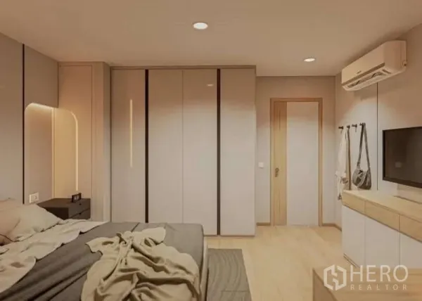 คอนโด ให้เช่าในHuai Khwang, Bangkok - ห้องนอนหลัก ตู้เสื้อผ้าบิลท์อิน ทีวีติดผนังและไฟนุ่มนวล