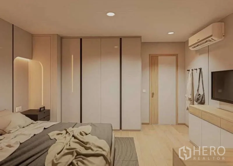 คอนโด ให้เช่าในHuai Khwang, Bangkok - ห้องนอนหลัก ตู้เสื้อผ้าบิลท์อิน ทีวีติดผนังและไฟนุ่มนวล