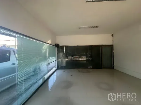 คลังสินค้า ให้เช่าในSaphan Sung, Bangkok - ออฟฟิศหรือโชว์รูมสว่างโล่ง ผนังกระจกบานใหญ่ มีมู่ลี่และพื้นกระเบื้องเงา