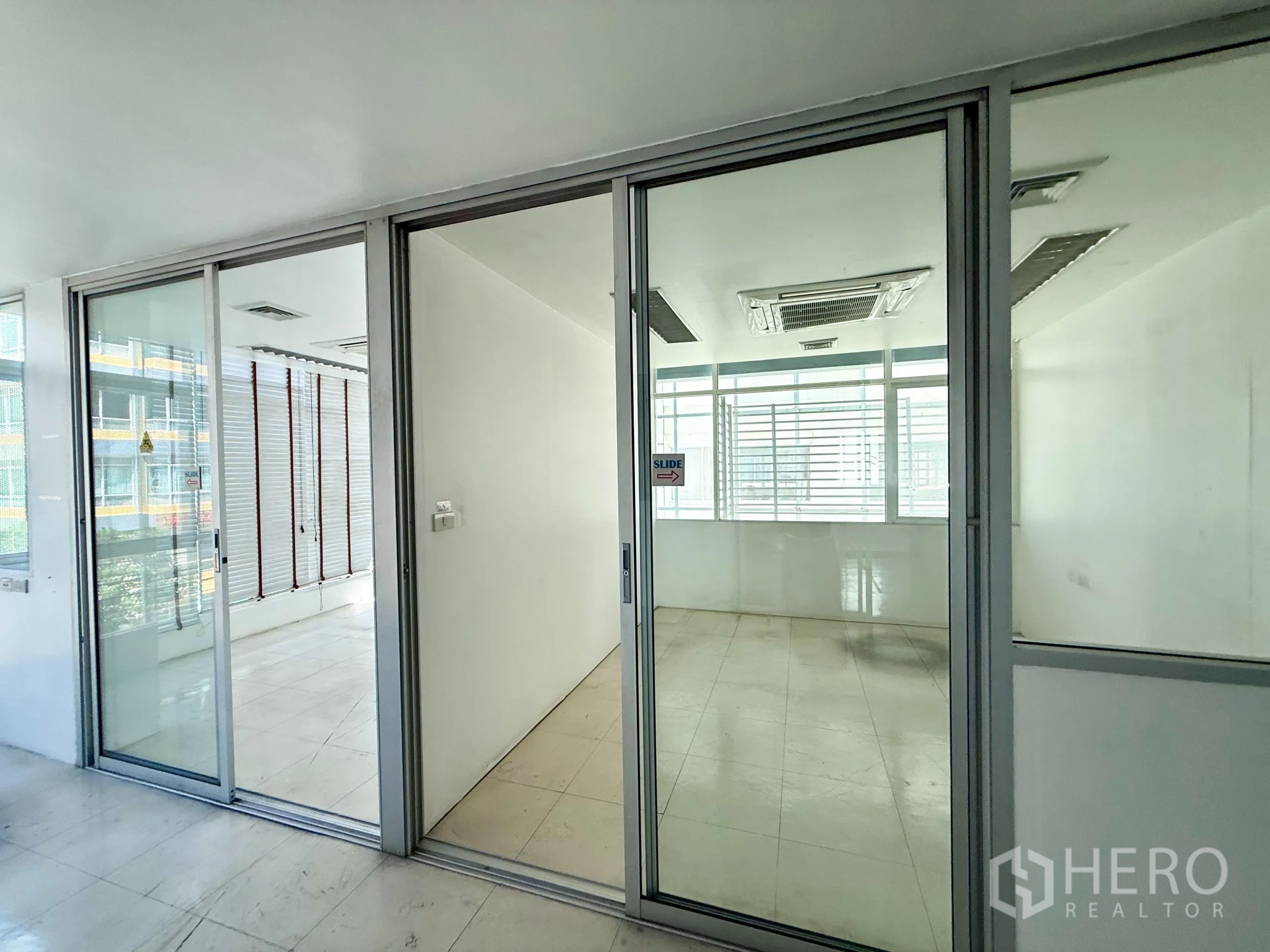 办公空间 出租在Bueng Kum, Bangkok - 转角办公室，落地窗与城市景观