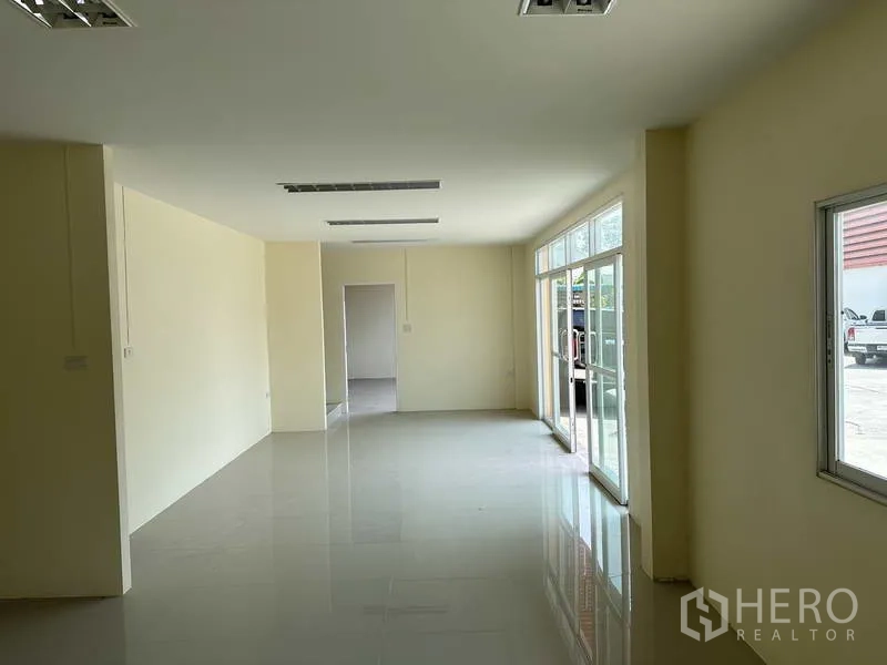 工厂 出售在Mueang Samut Prakan, Samut Prakan - 一层明亮办公室，落地推拉玻璃与亮面地砖。
