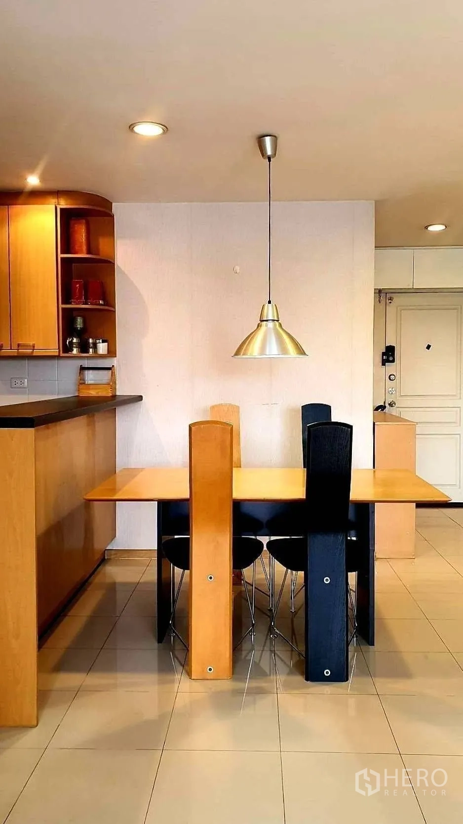 公寓 for rent in Khlong Toei, Bangkok - 从入口望向餐区，邻近厨房吧台与吊灯。