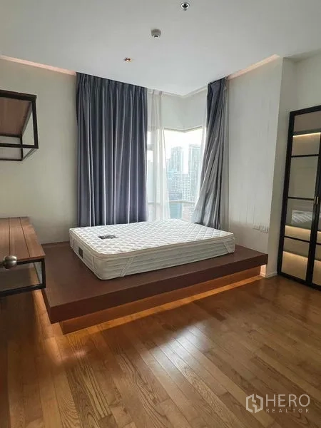 คอนโด ให้เช่าในWatthana, Bangkok - ห้องนอนมุมบนแท่นยก พื้นไม้ หน้าต่างบานใหญ่และตู้บิลท์อิน