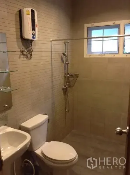 独立式住宅 出租在Ratchathewi, Bangkok - 现代卫浴，步入式淋浴、壁挂热水器、坐便器与小窗。