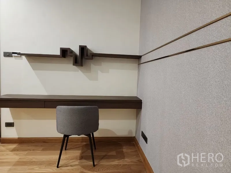 Condominium for rent in Khlong Toei, Bangkok - Compact work station with floating desk and geometric shelves.