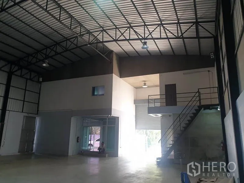 คลังสินค้า ให้เช่าในBang Kapi, Bangkok - โกดังมีออฟฟิศชั้นลอย หน้ากระจก ทางขึ้นบันได และประตูโหลดสินค้าแบบม้วน