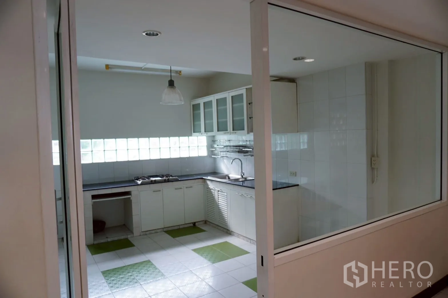 带办公室的家 for rent in Watthana, Bangkok - L形整体厨房，燃气灶与玻璃砖采光带。
