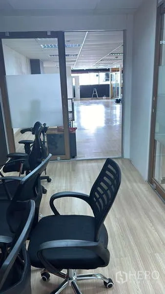 办公空间 出租 - 小型会议室，办公椅与玻璃隔断，可眺望主办公区。