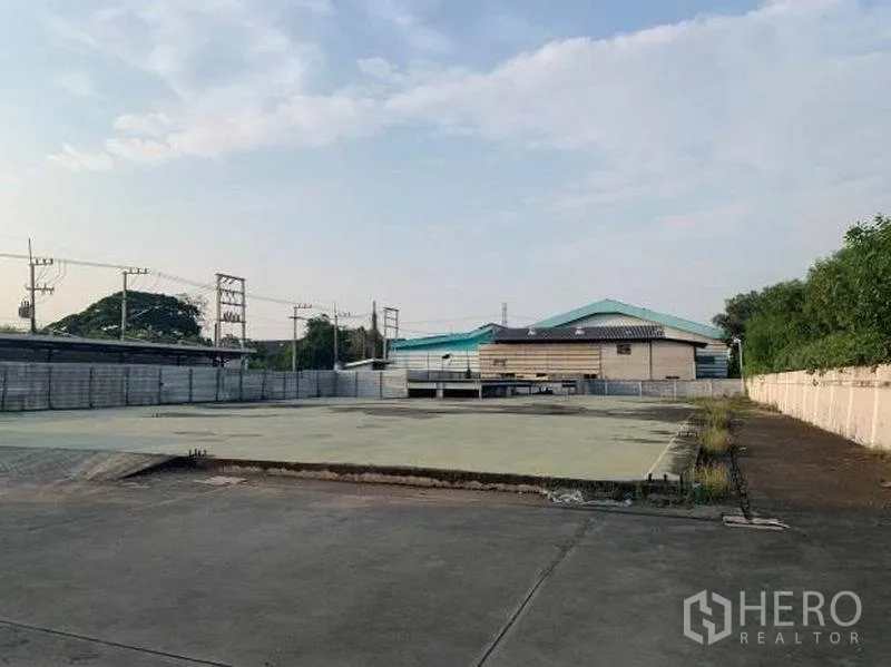 Factory for rent or sale in Wang Noi, Phra Nakhon Si Ayutthaya - Expansive paved yard suitable for container trucks within a fenced site.