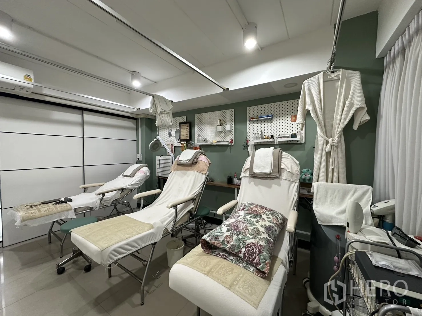 Shophouse for rent in Phra Khanong, Bangkok - Treatment room with multiple reclining chairs and ceiling lights.