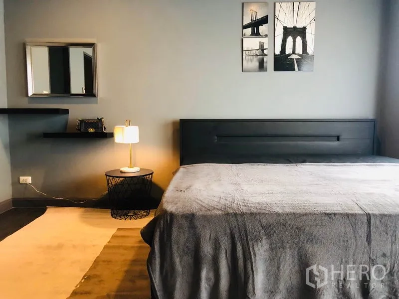 Townhouse for rent in Bang Kapi, Bangkok - Spacious master bedroom with king bed, side lamp and wall shelves.