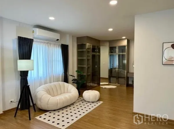 บ้าน ให้เช่าในBang Phli, Samut Prakan - พื้นที่วอล์กอินโคลเซ็ตด้วยตู้เสื้อผ้าบานกระจก เก้าอี้พักผ่อน และพื้นไม้โทนอุ่น