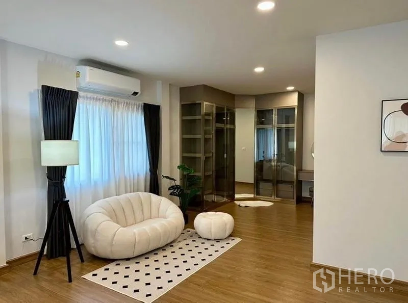 บ้าน ให้เช่าในBang Phli, Samut Prakan - พื้นที่วอล์กอินโคลเซ็ตด้วยตู้เสื้อผ้าบานกระจก เก้าอี้พักผ่อน และพื้นไม้โทนอุ่น