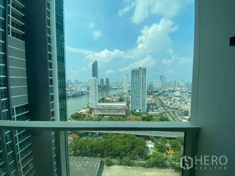 公寓 出租在Khlong San, Bangkok - 阳台视野穿过两栋塔楼，眺望昭披耶河与城市。