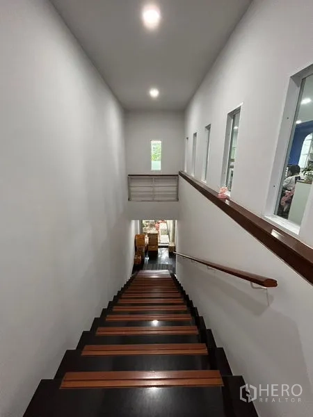 办公空间 出租在Khlong Toei, Bangkok - 宽敞的展示型区域，整面玻璃店面、外露天花与成箱库存。